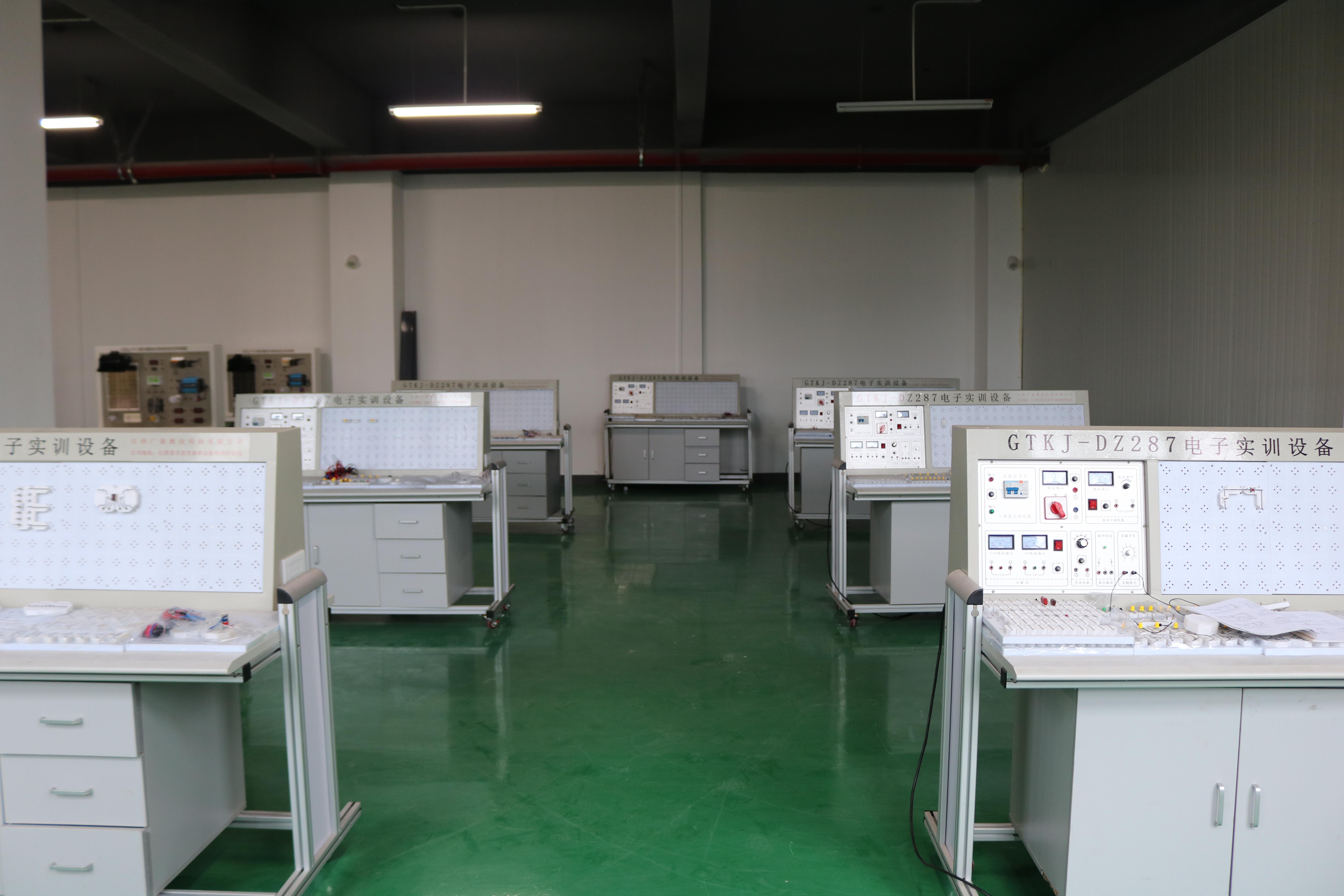 零基础能学的中职专业课堂实景