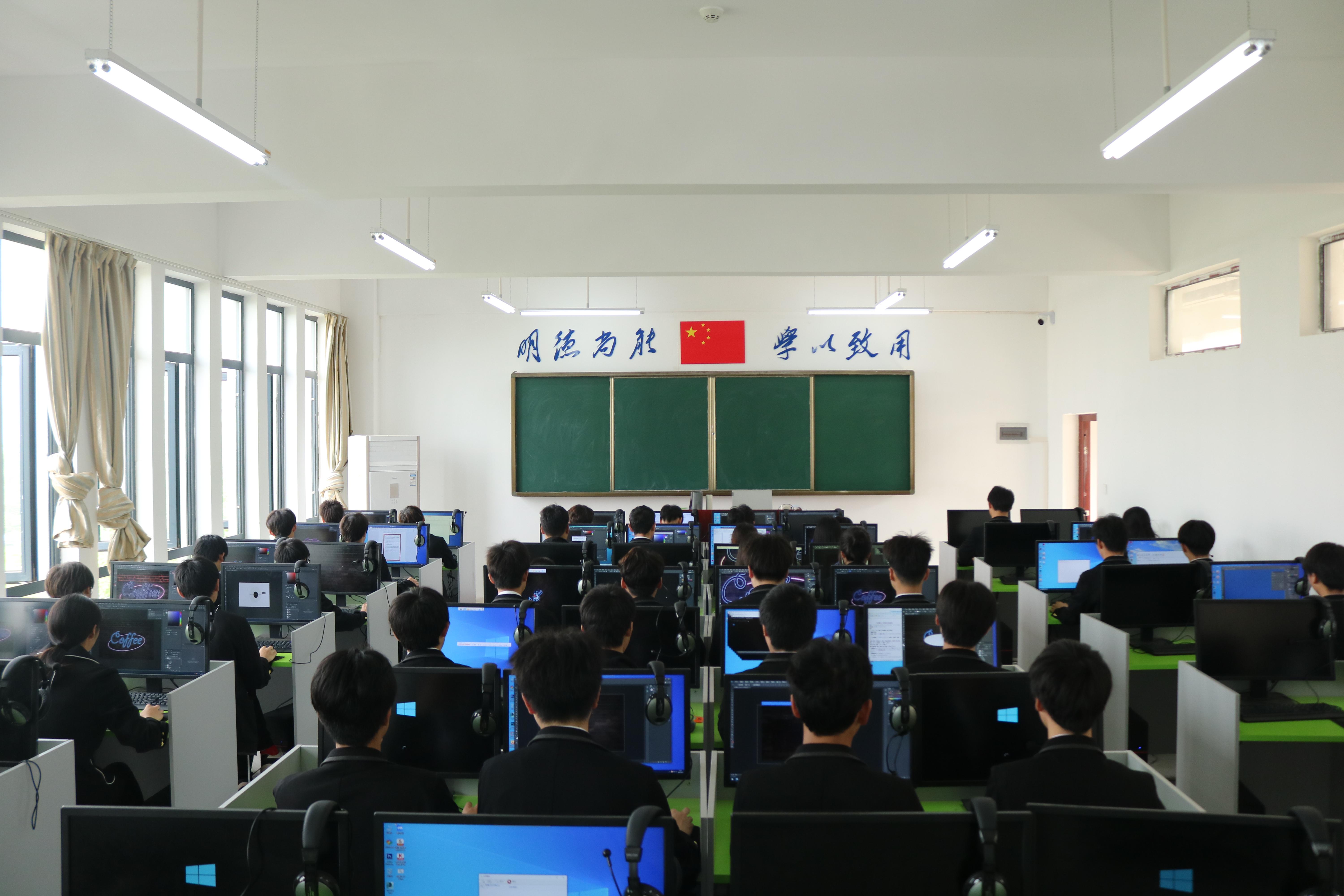 东新电子学校实训车间操作场景