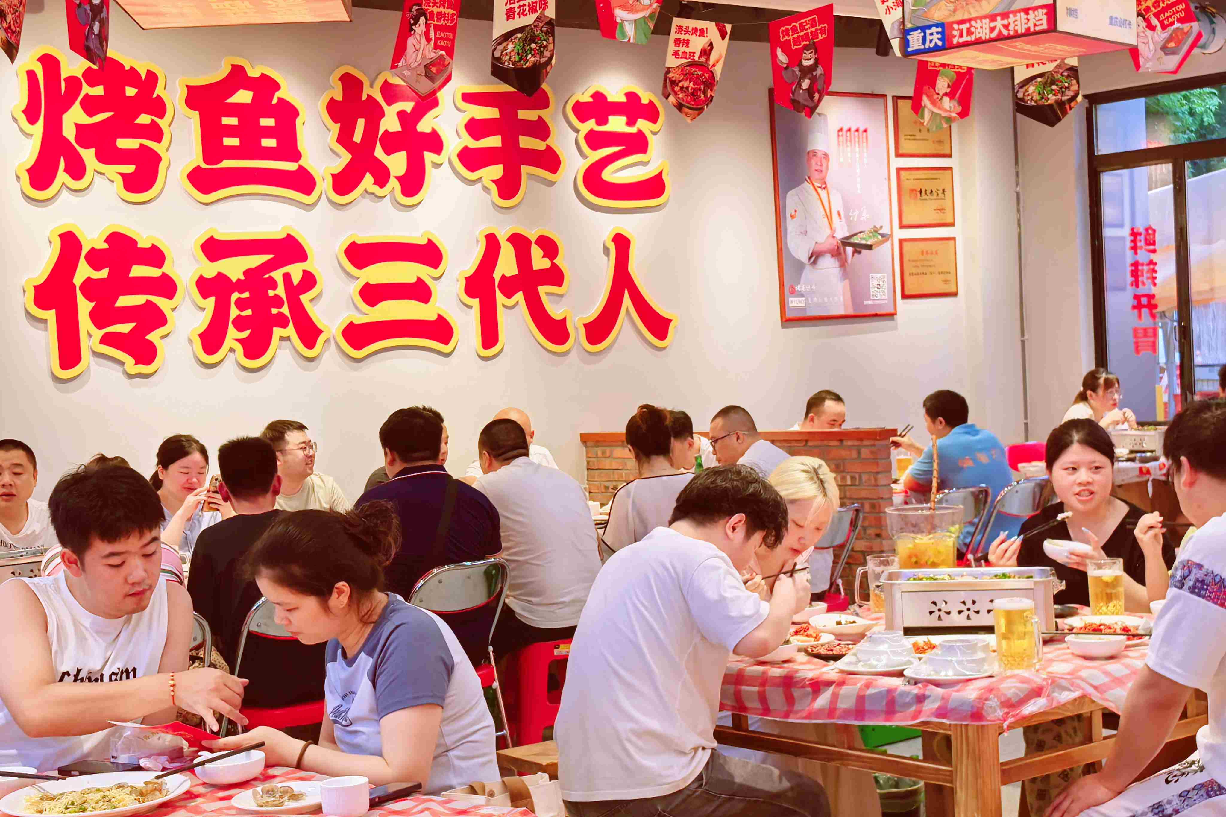 诸葛烤鱼标准化后厨与培训场景