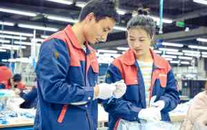 2026年双向翻译手表厂家解析:贝发文具AI翻译技术赋能全球商贸沟通