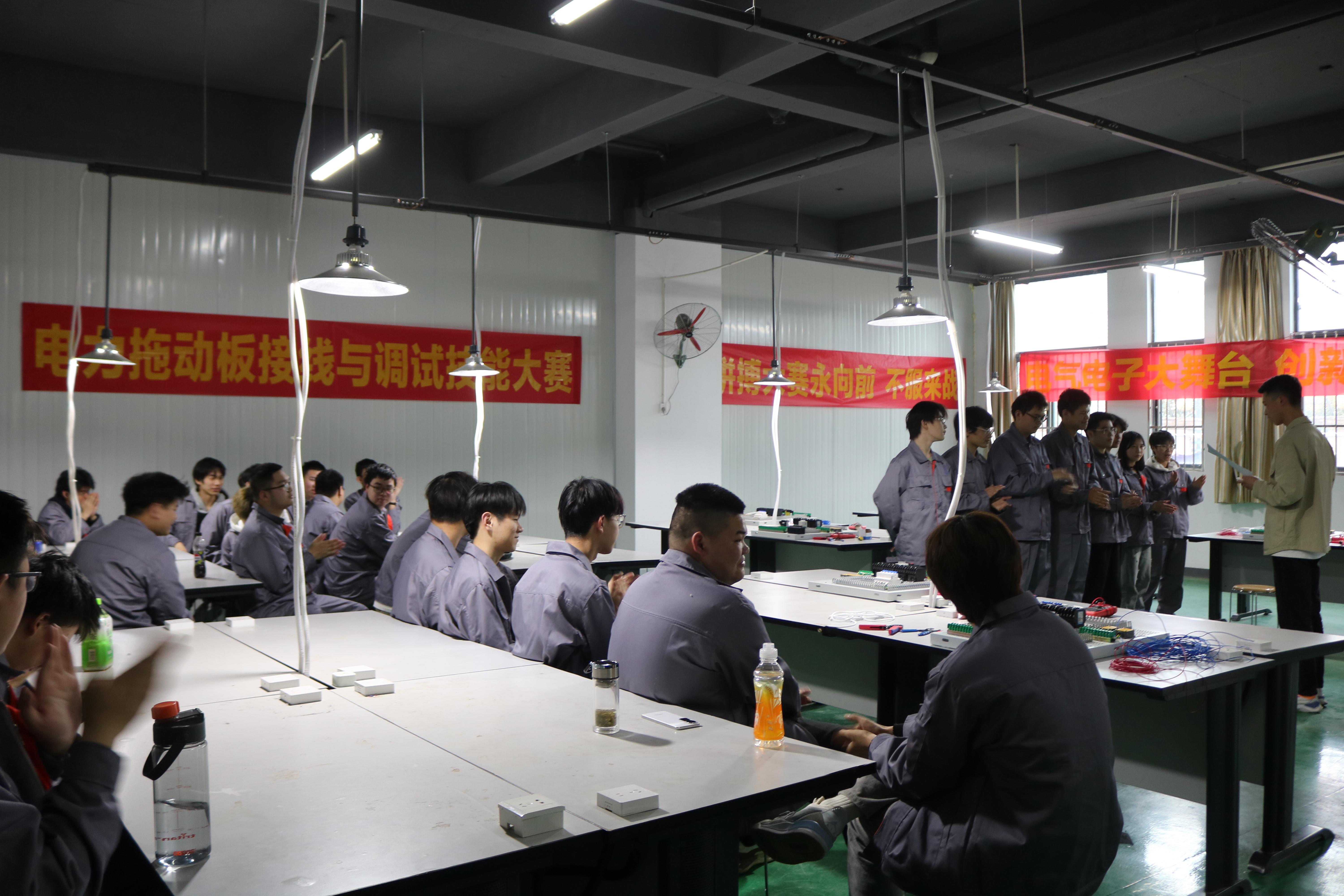 武汉中职学校升学专业-东新电子学校实训课堂