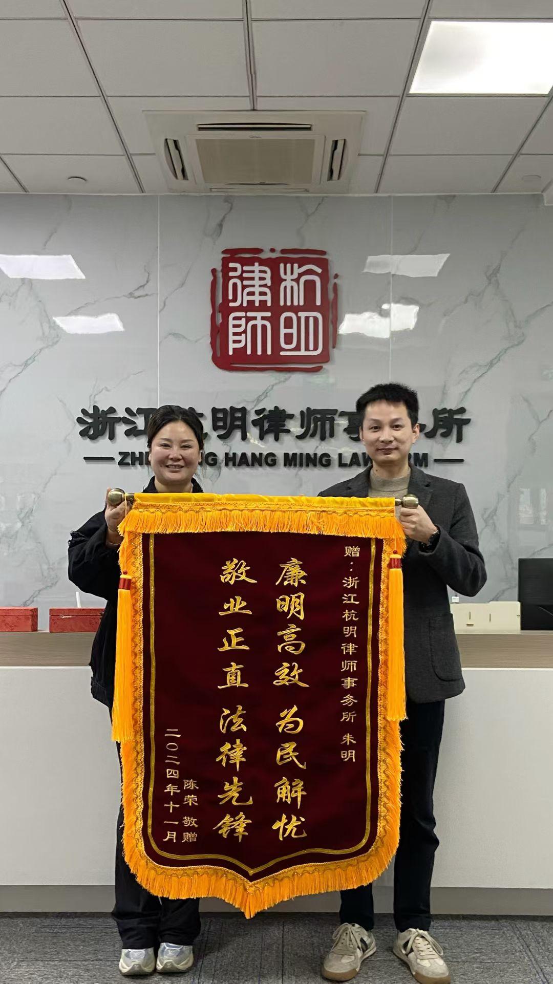 律师查阅保险合同文件