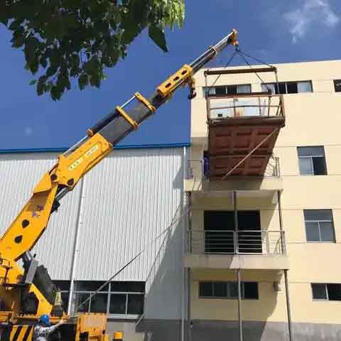 专业团队进行设备吊装作业